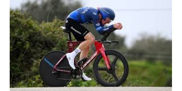 Stefan Küng remporte le contre-la-montre individuel